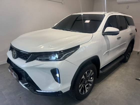 TOYOTA HILUX SW4 2.8 D-4D TURBO DIESEL SRX PLATINUM 7L 4X4 AUTOMÁTICO